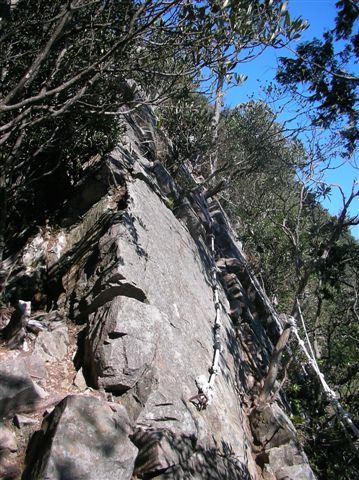 像是礬岩的山