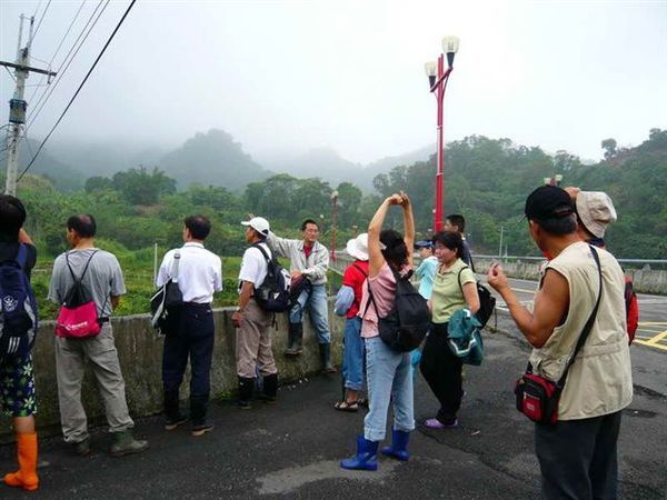 大家聽著老師說這塊地的歷史