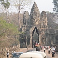 第三天一早大吳哥城（Angkor Thom）南門騎大象