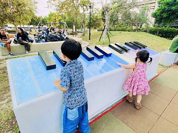 ★苗栗●頭份*音樂公園*七公尺高的薩克斯風特色公園,好玩又放 ★苗栗●頭份*音樂公園*七公尺高的薩克斯風特色公園,好玩又放