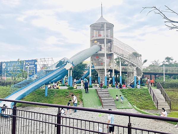 ★桃園●觀音＊水之丘特色公園＊來趣玩藍白色系度假風的滑水道，