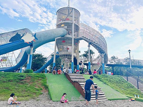 ★桃園●觀音＊水之丘特色公園＊來趣玩藍白色系度假風的滑水道，