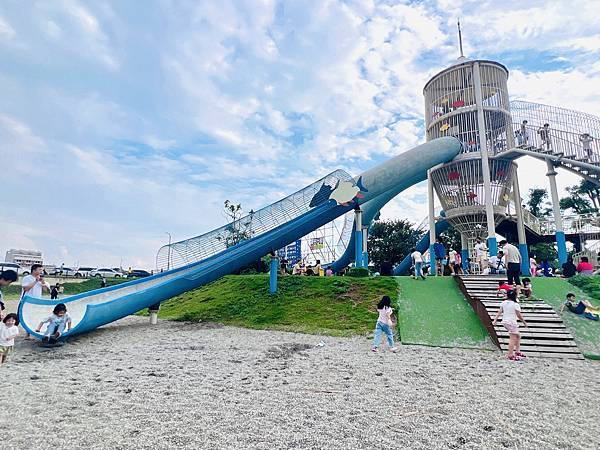 ★桃園●觀音＊水之丘特色公園＊來趣玩藍白色系度假風的滑水道，