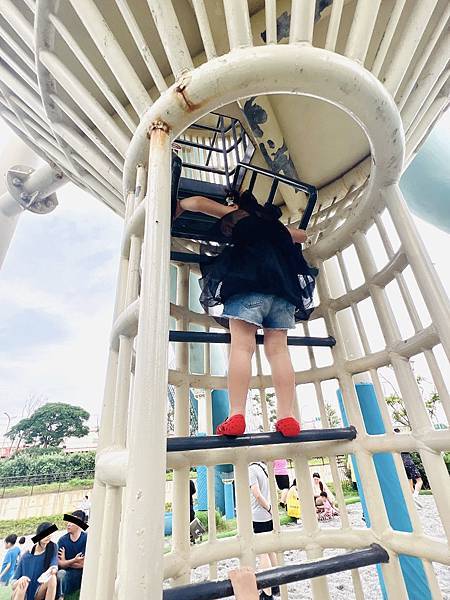 ★桃園●觀音＊水之丘特色公園＊來趣玩藍白色系度假風的滑水道，