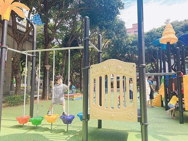 ★桃園★同安親子公園＊鄰近全台最美圖書館的小綠地，溜滑梯、立