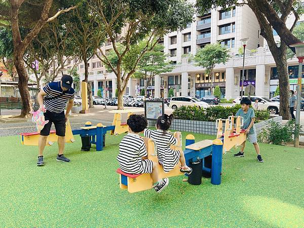 ★桃園★同安親子公園＊鄰近全台最美圖書館的小綠地，溜滑梯、立