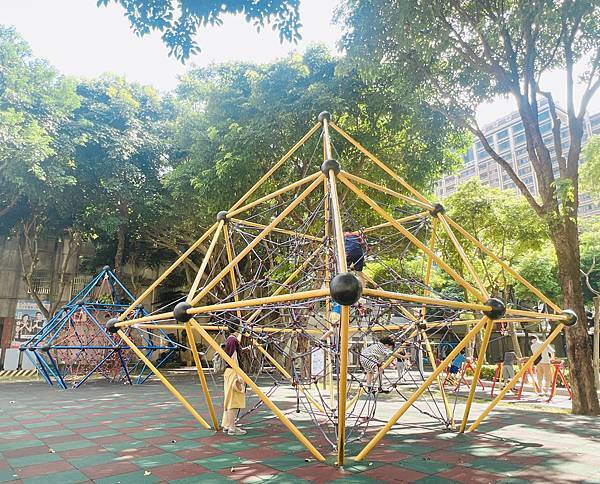 ★桃園★同安親子公園＊鄰近全台最美圖書館的小綠地，溜滑梯、立