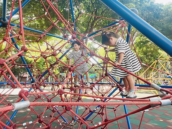 ★桃園★同安親子公園＊鄰近全台最美圖書館的小綠地，溜滑梯、立