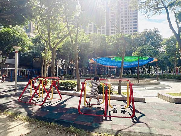 ★桃園★同安親子公園＊鄰近全台最美圖書館的小綠地，溜滑梯、立