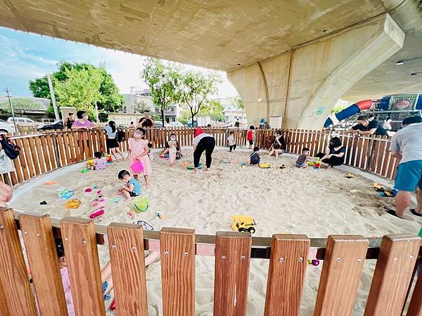 ★嘉義公園推薦★超吸睛飛碟機器人設計『番仔溝公園』，木造火車