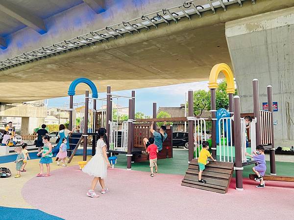 ★嘉義親子景點推薦★超吸睛飛碟機器人設計『番仔溝公園』,木造 ★嘉義親子景點推薦★超吸睛飛碟機器人設計『番仔溝公園』,木造