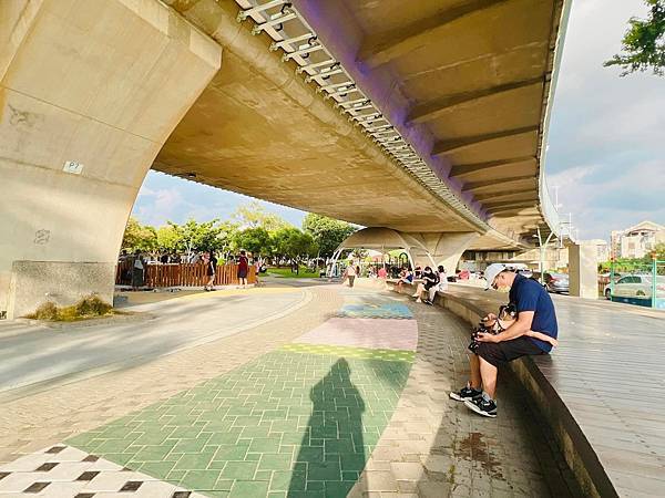 ★嘉義公園推薦★超吸睛飛碟機器人設計『番仔溝公園』，木造火車