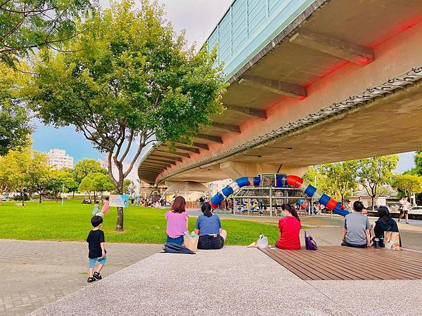 ★嘉義公園推薦★超吸睛飛碟機器人設計『番仔溝公園』，木造火車