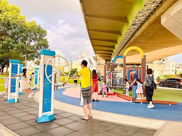 ★嘉義親子景點推薦★超吸睛飛碟機器人設計『番仔溝公園』,木造 ★嘉義親子景點推薦★超吸睛飛碟機器人設計『番仔溝公園』,木造