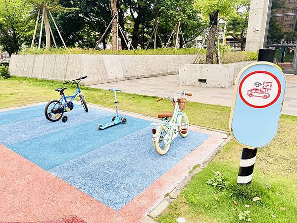 ★桃園親子景點推薦★中壢文化公園，小而巧的交通特色遊戲場，