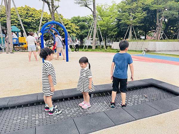 ★桃園親子景點推薦★中壢文化公園，小而巧的交通特色遊戲場，