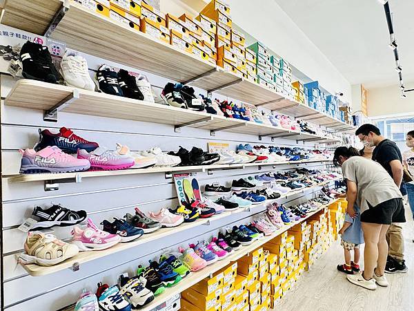 ★童鞋推薦★0~12歲鞋款最多最齊全的童鞋店『布布童鞋』,由 ★童鞋推薦★0~12歲鞋款最多最齊全的童鞋店『布布童鞋』,由