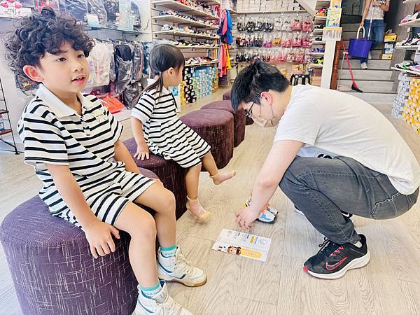 ★童鞋推薦★0~12歲鞋款最多最齊全的童鞋店『布布童鞋』,由 ★童鞋推薦★0~12歲鞋款最多最齊全的童鞋店『布布童鞋』,由