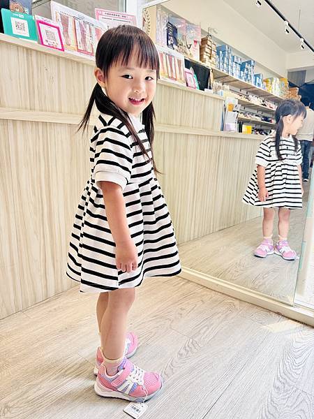 ★童鞋推薦★0~12歲鞋款最多最齊全的童鞋店『布布童鞋』,由 ★童鞋推薦★0~12歲鞋款最多最齊全的童鞋店『布布童鞋』,由