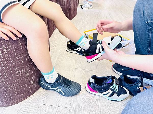 ★童鞋推薦★0~12歲鞋款最多最齊全的童鞋店『布布童鞋』,由 ★童鞋推薦★0~12歲鞋款最多最齊全的童鞋店『布布童鞋』,由