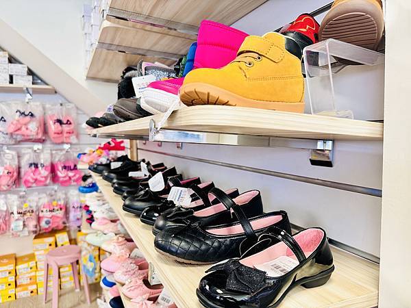 ★童鞋推薦★0~12歲鞋款最多最齊全的童鞋店『布布童鞋』,由 ★童鞋推薦★0~12歲鞋款最多最齊全的童鞋店『布布童鞋』,由