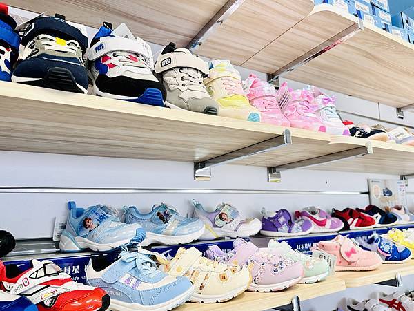 ★童鞋推薦★0~12歲鞋款最多最齊全的童鞋店『布布童鞋』,由 ★童鞋推薦★0~12歲鞋款最多最齊全的童鞋店『布布童鞋』,由