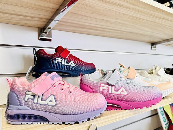 ★童鞋推薦★0~12歲鞋款最多最齊全的童鞋店『布布童鞋』,由 ★童鞋推薦★0~12歲鞋款最多最齊全的童鞋店『布布童鞋』,由