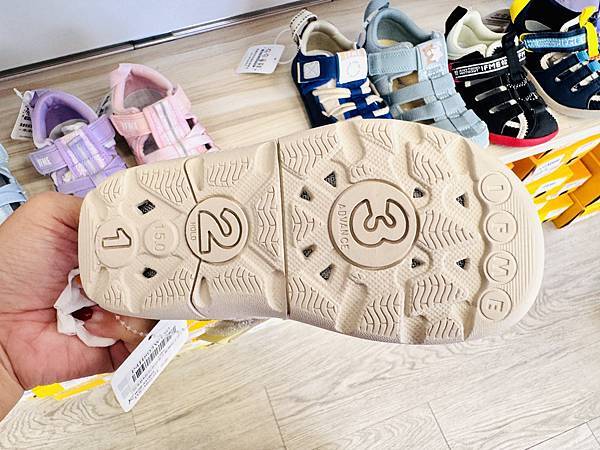 ★童鞋推薦★0~12歲鞋款最多最齊全的童鞋店『布布童鞋』,由 ★童鞋推薦★0~12歲鞋款最多最齊全的童鞋店『布布童鞋』,由