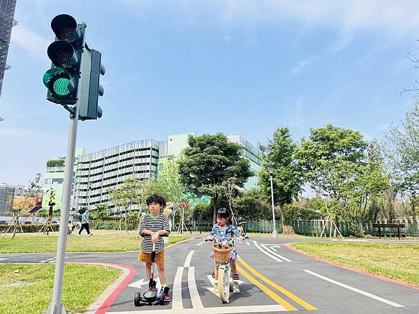 ★台中親子景點推薦★泉源兒童主題特色遊戲場,台中首座兒童交通 ★台中親子景點推薦★泉源兒童主題特色遊戲場,台中首座兒童交通
