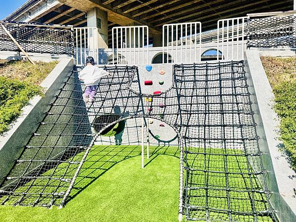 ★桃園親子景點推薦★桃園最新特色遊戲場『平鎮運動公園』,全新 ★桃園親子景點推薦★桃園最新特色遊戲場『平鎮運動公園』,全新