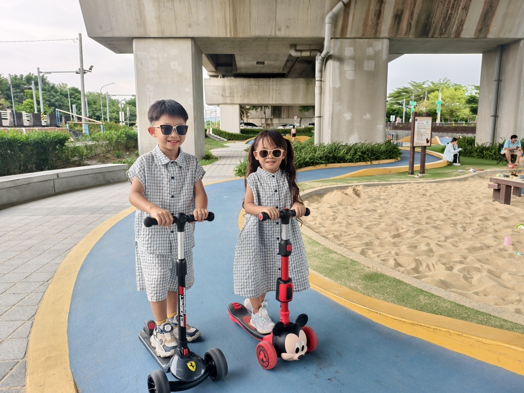 ★彰化親子景點推薦★田中滑步車公園,隱藏在高鐵橋下放電秘境, ★彰化親子景點推薦★田中滑步車公園,隱藏在高鐵橋下放電秘境,