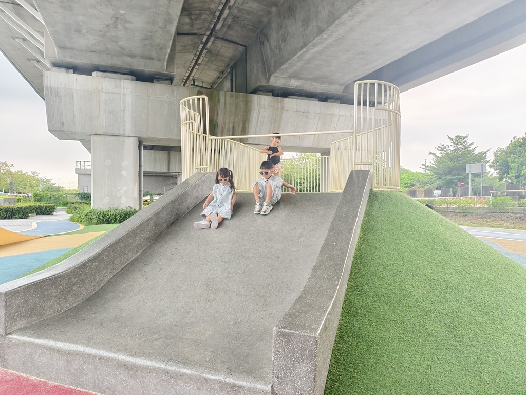 ★彰化親子景點推薦★田中滑步車公園,隱藏在高鐵橋下放電秘境, ★彰化親子景點推薦★田中滑步車公園,隱藏在高鐵橋下放電秘境,