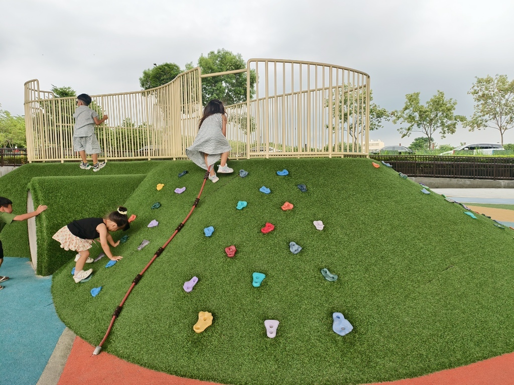 ★彰化親子景點推薦★田中滑步車公園,隱藏在高鐵橋下放電秘境, ★彰化親子景點推薦★田中滑步車公園,隱藏在高鐵橋下放電秘境,
