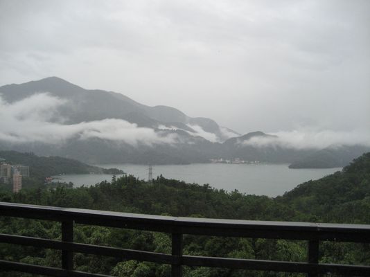 雲霧繚繞日月潭