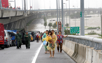 屏東縣林邊鄉居民撤離家園.jpg