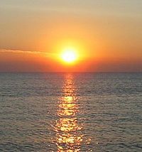 200px-Sunrise_over_the_sea