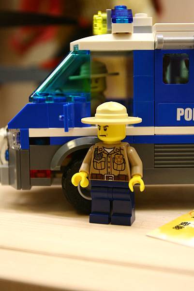 跟4441 一样严肃的警长!