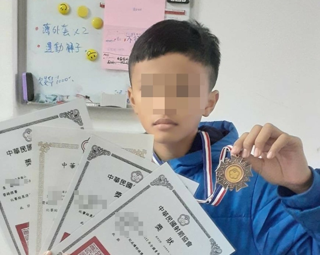 12歲的大軍已經是射箭比賽常勝軍.jpg