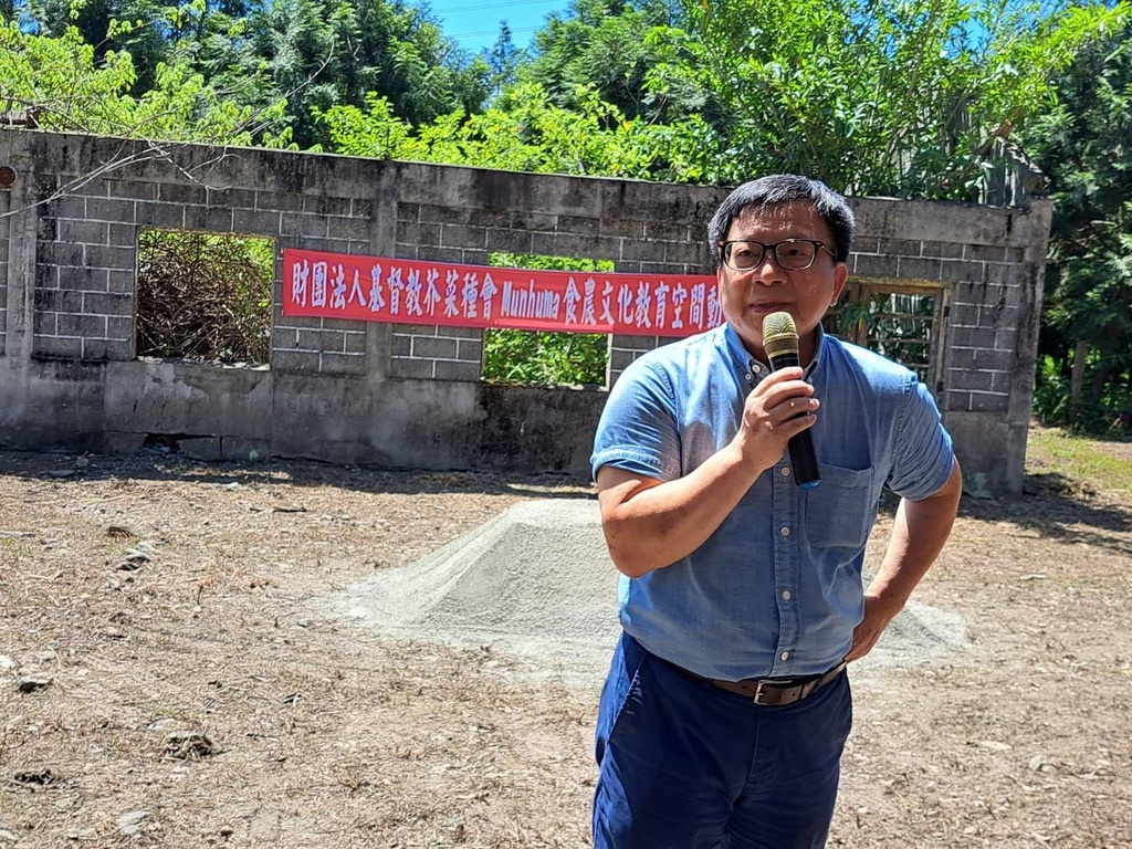 芥菜種會李肇家執行長表示，透過在這塊地的學習讓下一代原鄉青年能發揮所長。（芥菜種會提供）.jpg