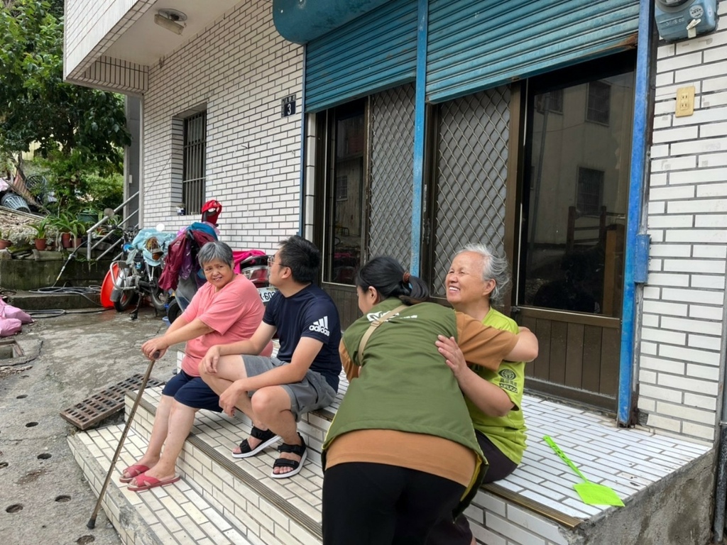 芥菜種會台中中心社工拿娥米挺進災區部落關懷族人（芥菜種會提供）.jpg