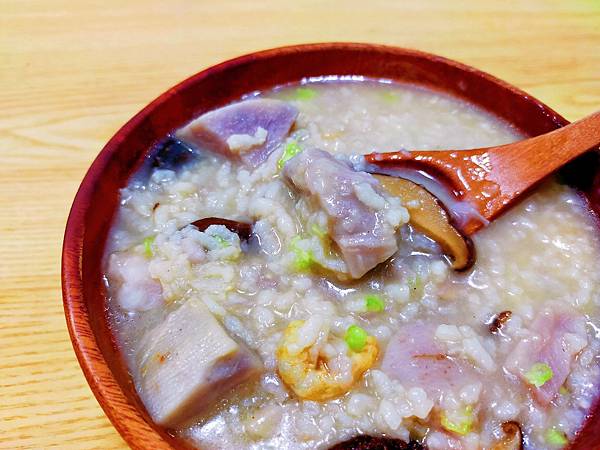 芋頭吃起來鬆軟綿密，還有濃厚的芋頭香氣，是很多人喜歡的一種食材。 尤其古早味的香菇芋頭鹹粥一直深受喜愛，冬天的芋頭特別好吃，在冬天煮上一碗熱粥感覺特別幸福要注意切芋頭時的黏液是有可能導致皮膚紅腫癢，切芋頭時可以帶手套預防。但是黏黏的黏性蛋白有許多營養價值，芋頭削好後不用再把它洗掉了。