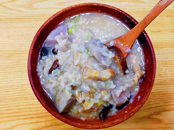 材料: 芋頭一支、豬五花肉2條約300克、金鈎蝦米一大把、乾香菇17朵、紅蔥頭約12瓣、米2杯半、鹽一大匙、胡椒少許、水適量 備料: 1、芋頭去皮切小塊 2、五花肉切細條狀 3、香菇洗淨泡發擠乾水份切條,香菇水留著備用 3、紅蔥頭切碎末 4、蝦米洗淨瀝乾(勿泡水) 製作: 1、少許油熱鍋下入五花肉煸炒出油炒到表面微黃 2、下入紅蔥頭炒香再依序下入下米和香菇炒香 3、接著下入芋頭翻炒讓油脂和芋頭結合散發出香氣 (每一個步驟都要炒香炒乾) 4、下入鹽、白胡椒粉拌炒均勻調味 5、加入米一起翻炒一下,倒入香菇水和適量清水。(水量以淹末食材再多一根手指頭長度左右,途中如果太乾要補水) 6、大火煮滾蓋上鍋蓋小火煮30分鐘左右。(每個鍋保溫效能不同,確認芋頭鬆軟米粒軟爛即可) (煮起來一大鍋約5、6人份,人少的話食材減半) 材料: 芋頭一支、豬五花肉2條約300克、金鈎蝦米一大把、乾香菇17朵、紅蔥頭約12瓣、米2杯半、鹽一大匙、胡椒少許、水適量 備料: 1、芋頭去皮切小塊 2、五花肉切細條狀 3、香菇洗淨泡發擠乾水份切條,香菇水留著備用 3、紅蔥頭切碎末 4、蝦米洗淨瀝乾(勿泡水) 製作: 1、少許油熱鍋下入五花肉煸炒出油炒到表面微黃 2、下入紅蔥頭炒香再依序下入下米和香菇炒香 3、接著下入芋頭翻炒讓油脂和芋頭結合散發出香氣 (每一個步驟都要炒香炒乾) 4、下入鹽、白胡椒粉拌炒均勻調味 5、加入米一起翻炒一下,倒入香菇水和適量清水。(水量以淹末食材再多一根手指頭長度左右,途中如果太乾要補水) 6、大火煮滾蓋上鍋蓋小火煮30分鐘左右。(每個鍋保溫效能不同,確認芋頭鬆軟米粒軟爛即可) (煮起來一大鍋約5、6人份,人少的話食材減半)