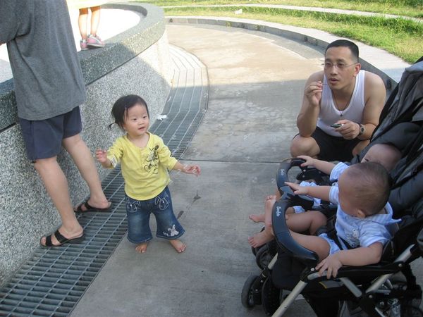 小姐姐的爸比好好喔~ 一直吹著我愛的泡泡，我好開心