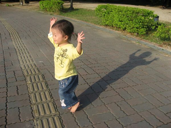 連我的影子都在跳舞了!!呵呵~~~