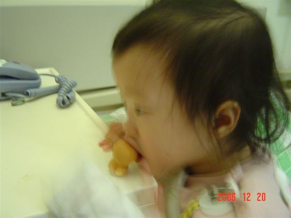 啊~嗯~ (咬一口)