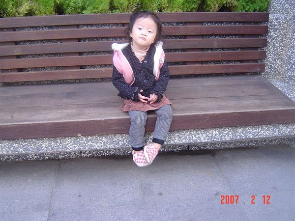 媽咪說淑女要乖乖的坐好!!