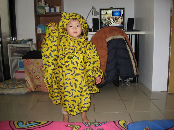 我整個人像不像是一隻小蝙蝠呢? 我真期待下雨天的到來~~