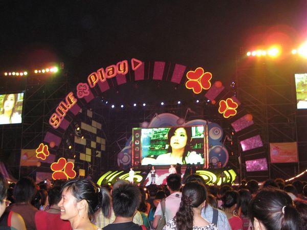 Ella的play慶功演唱會要開始了喔~人好多喔~