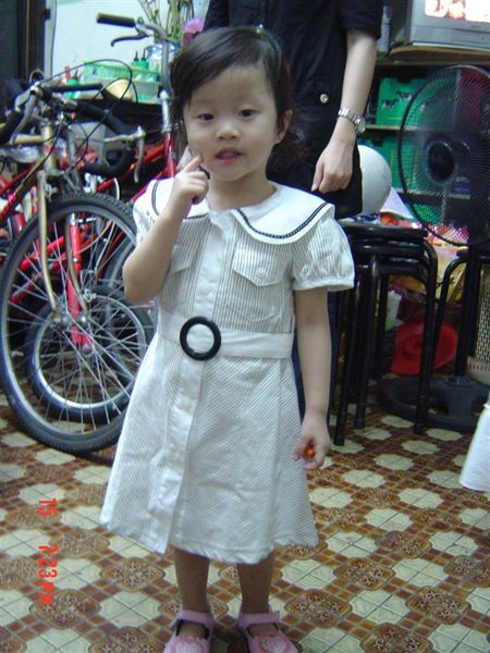 這是二姨買給我的衣服之一，這件很lady吧~~