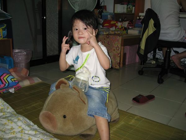 媽咪：『比個YA吧~~』